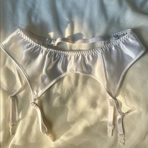 Vintage garter belt 🎀